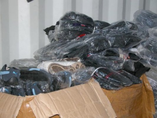 Îmbrăcăminte şi încălţăminte contrafăcute, confiscate
